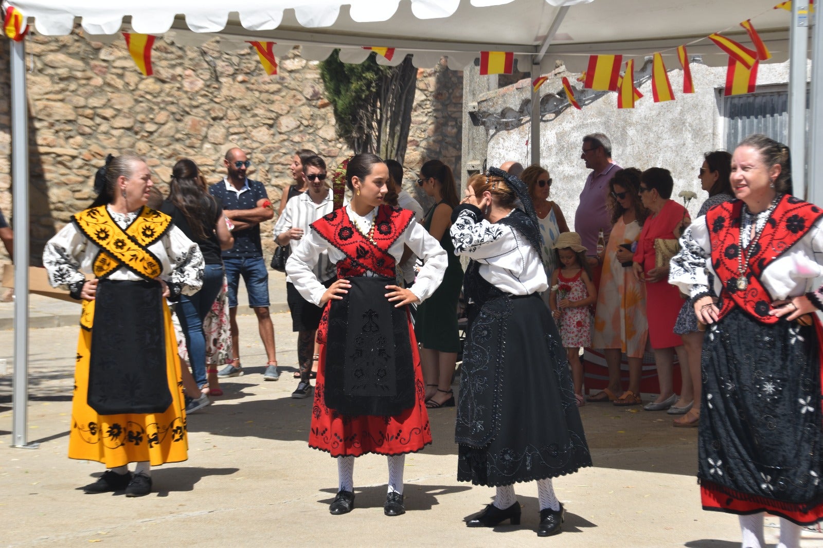 Bailes y vítores en el día grande de Martinamor