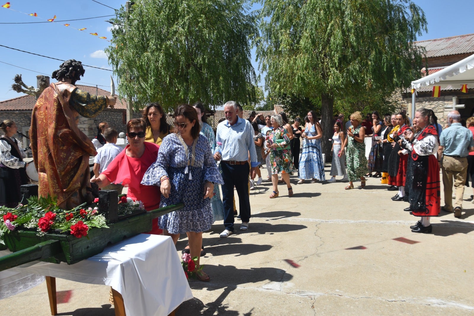 Bailes y vítores en el día grande de Martinamor