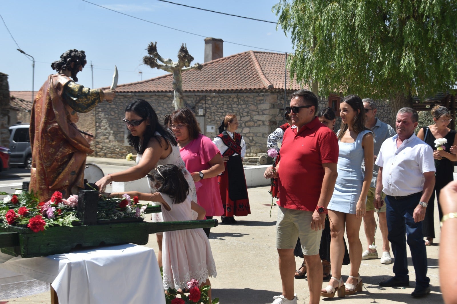 Bailes y vítores en el día grande de Martinamor