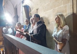 El prior, Miguel Ángel González, durante su alocución ante el público.