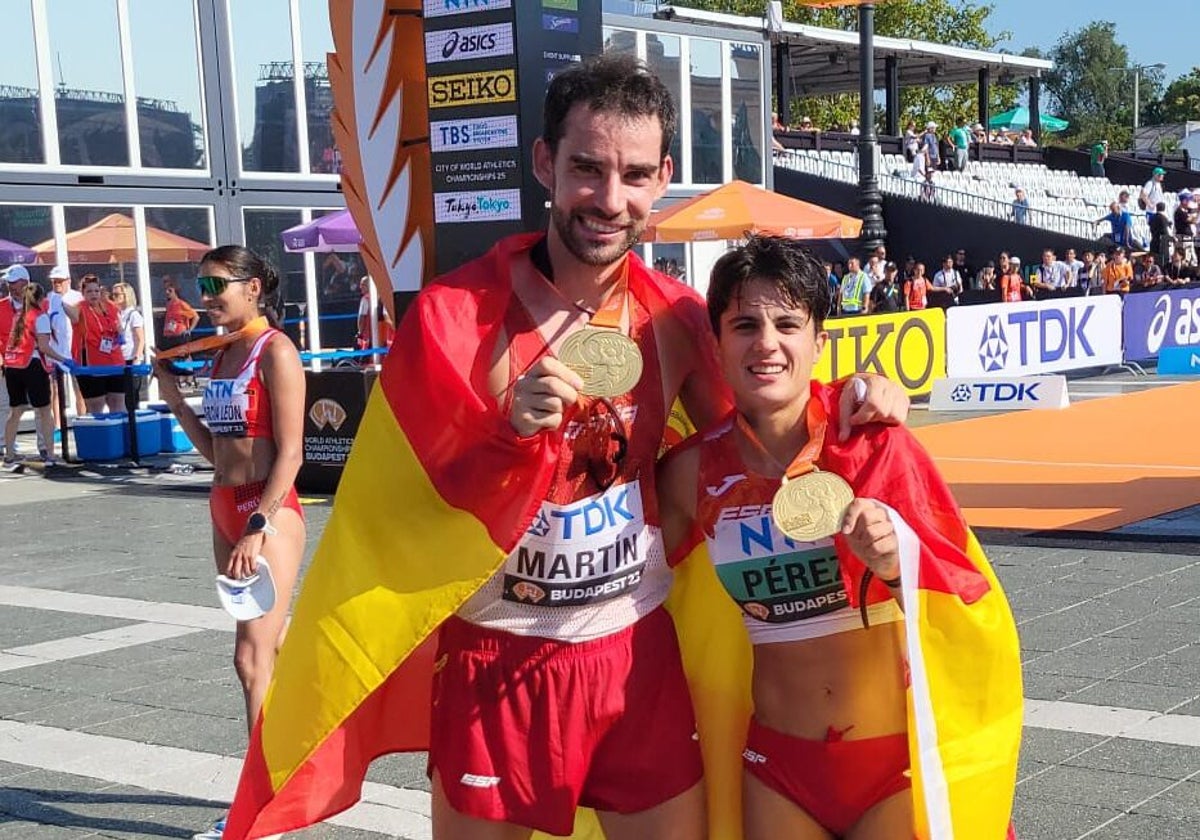 María Pérez y Álvaro Martín con la medalla de oro.