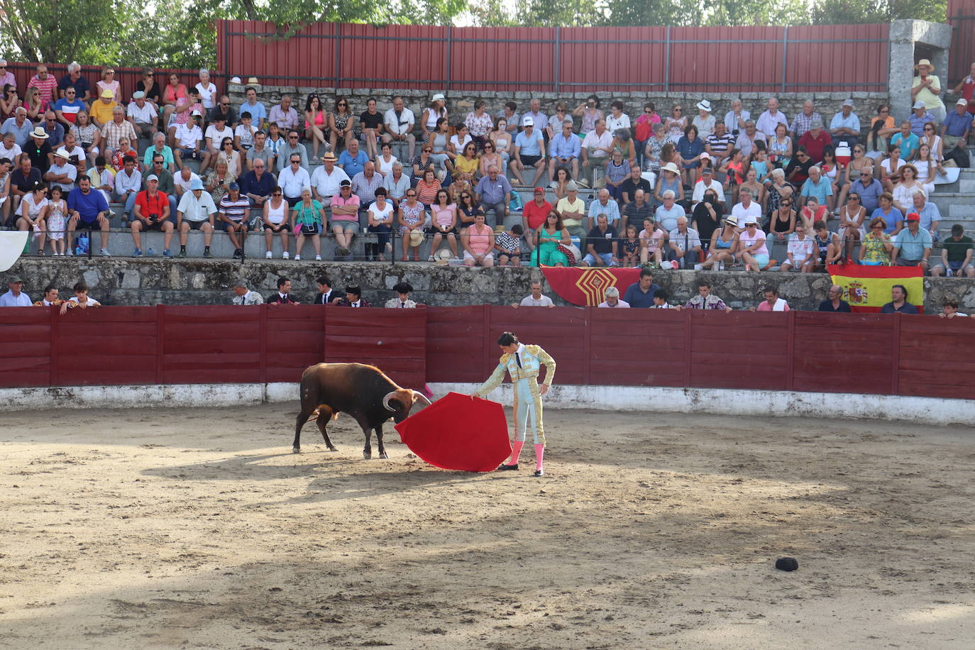 Peñas y toros, animada tarde festiva en el coso de Los Santos