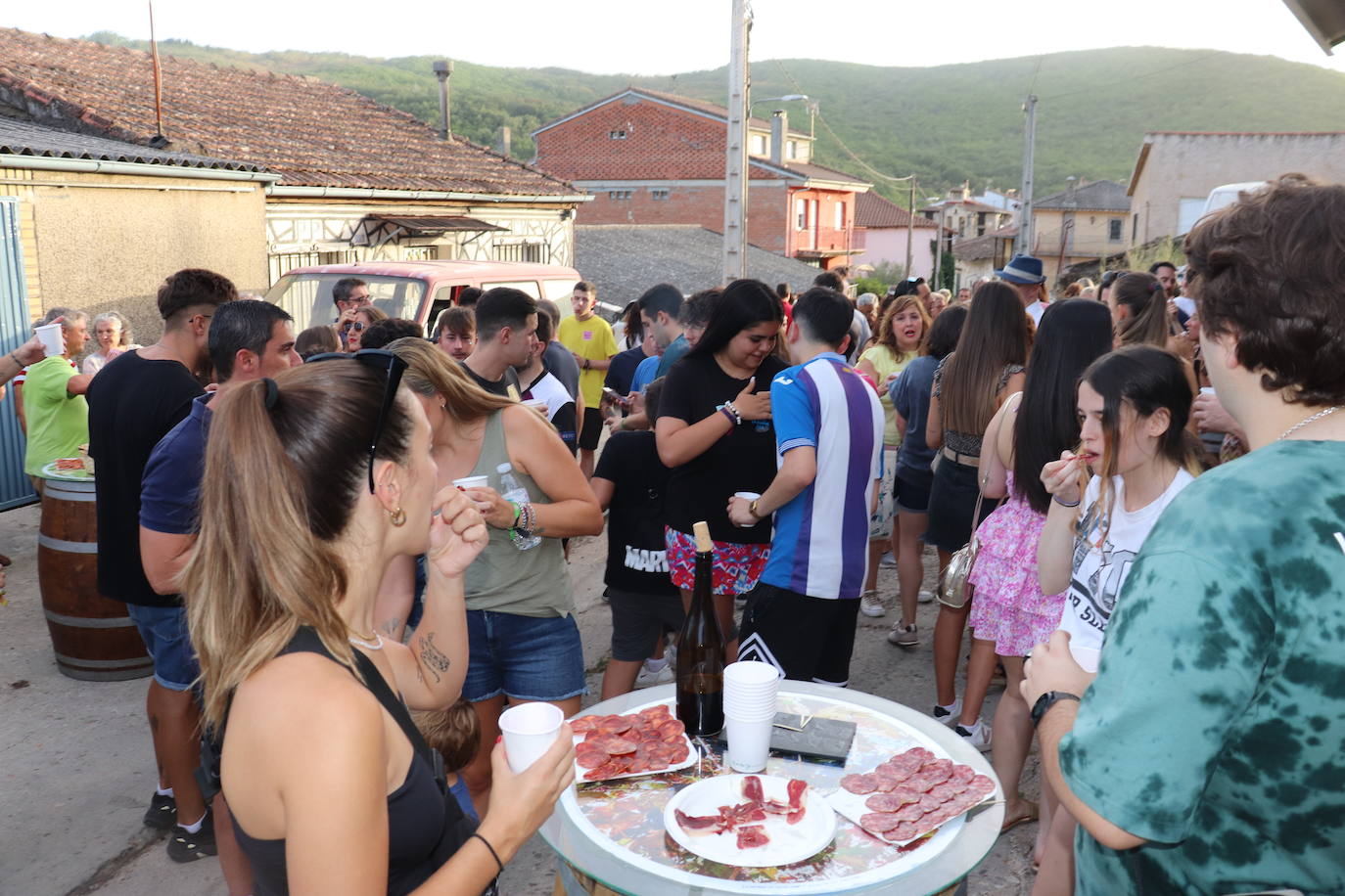 Santibáñez de la Sierra disfruta de sus bodegas a ritmo de charanga