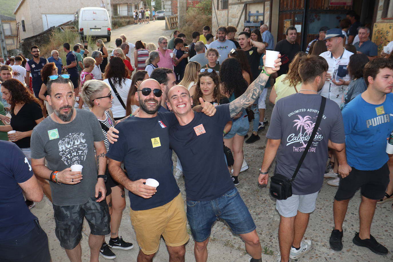 Santibáñez de la Sierra disfruta de sus bodegas a ritmo de charanga