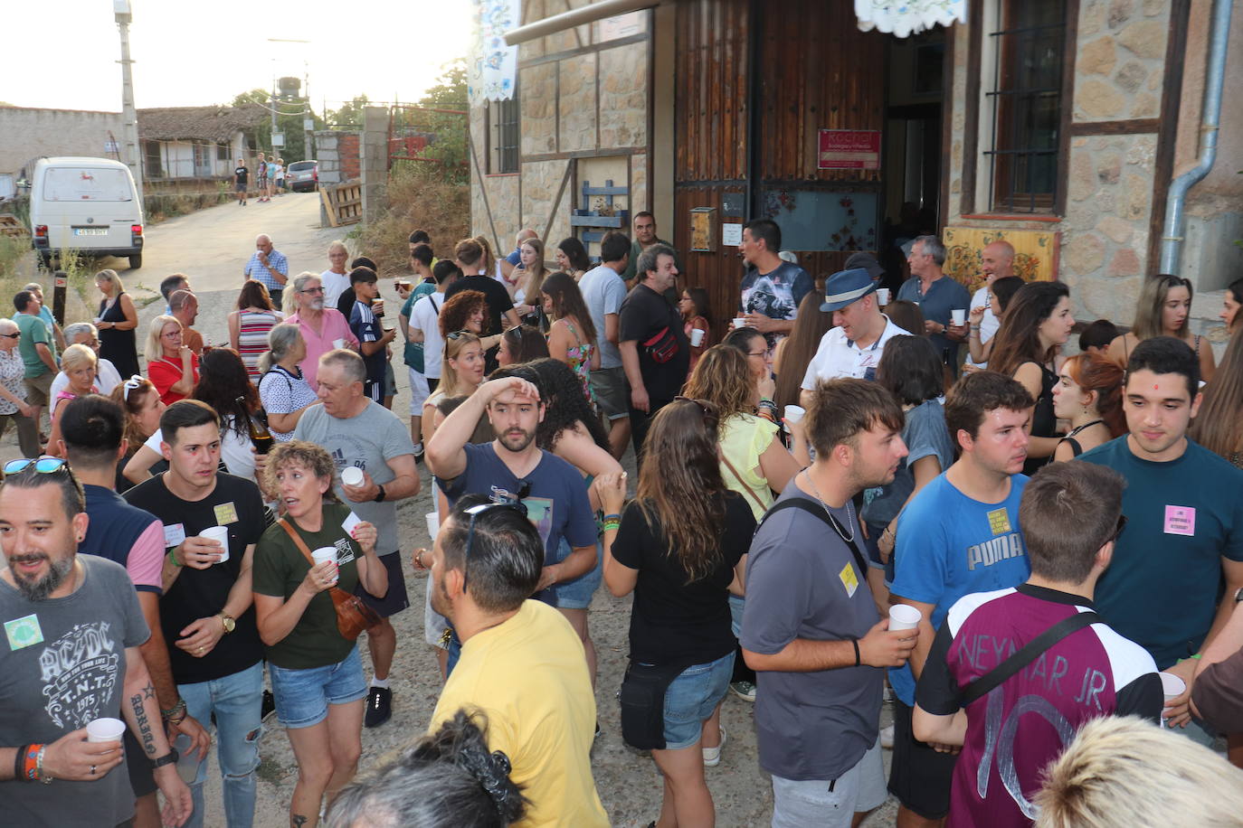 Santibáñez de la Sierra disfruta de sus bodegas a ritmo de charanga