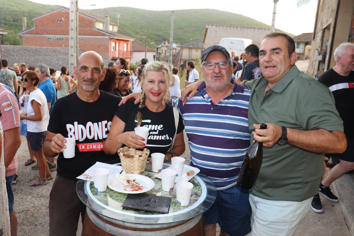 Santibáñez de la Sierra disfruta de sus bodegas a ritmo de charanga