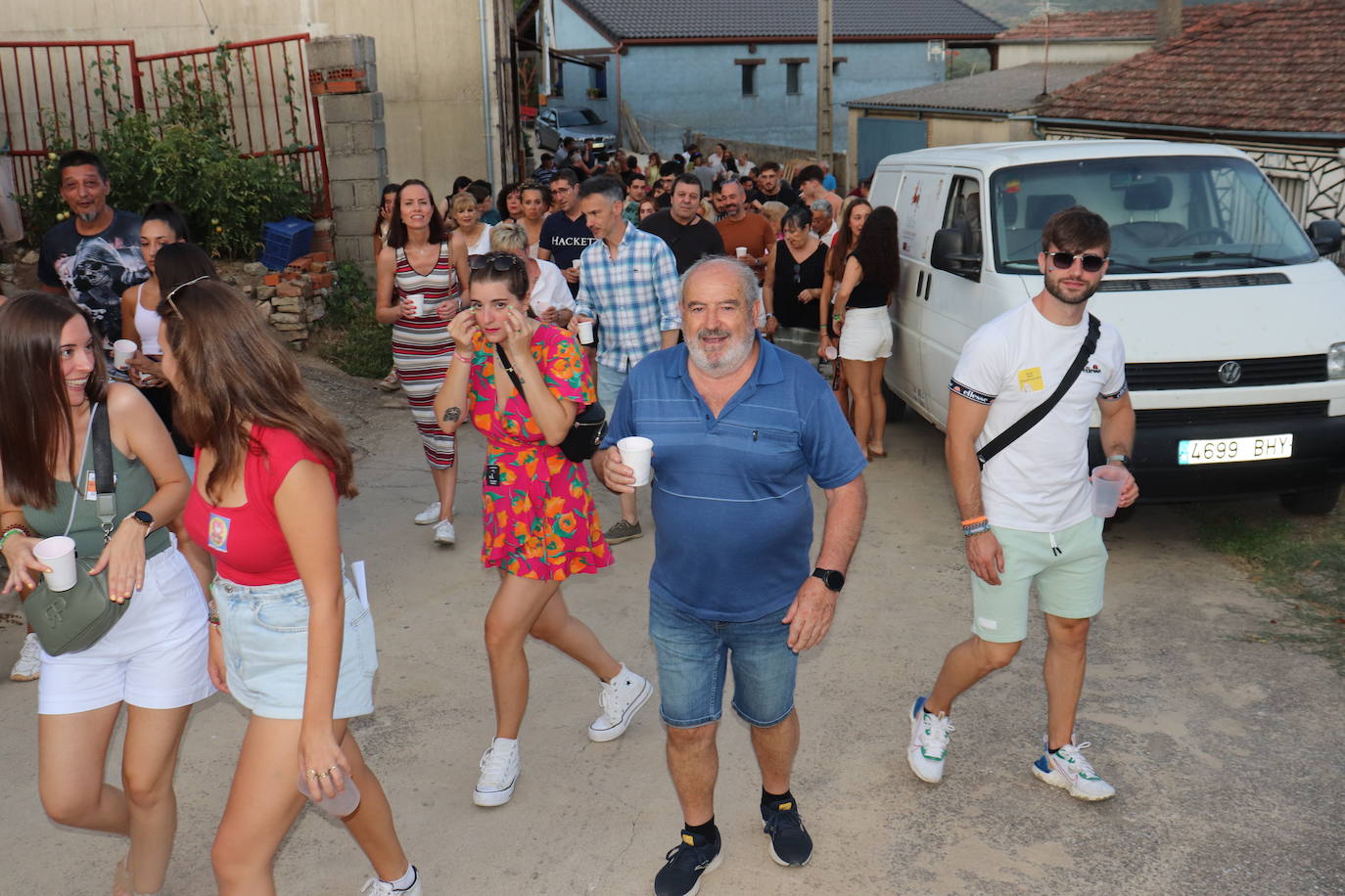 Santibáñez de la Sierra disfruta de sus bodegas a ritmo de charanga