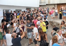 Momento de una de las paradas de la comitiva para disfrutar de una de las bodegas