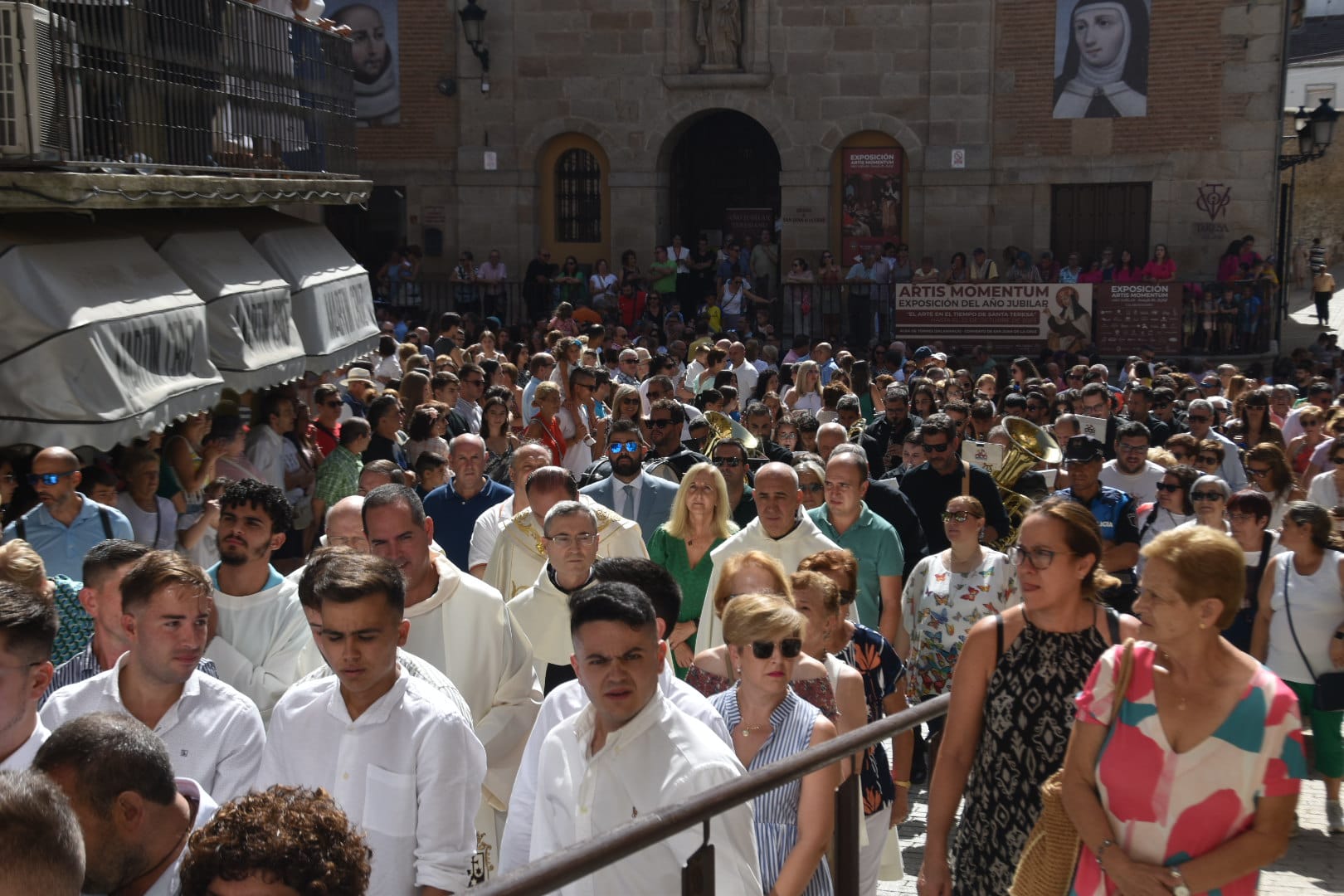 Emotiva salida de clausura de Santa Teresa en Alba