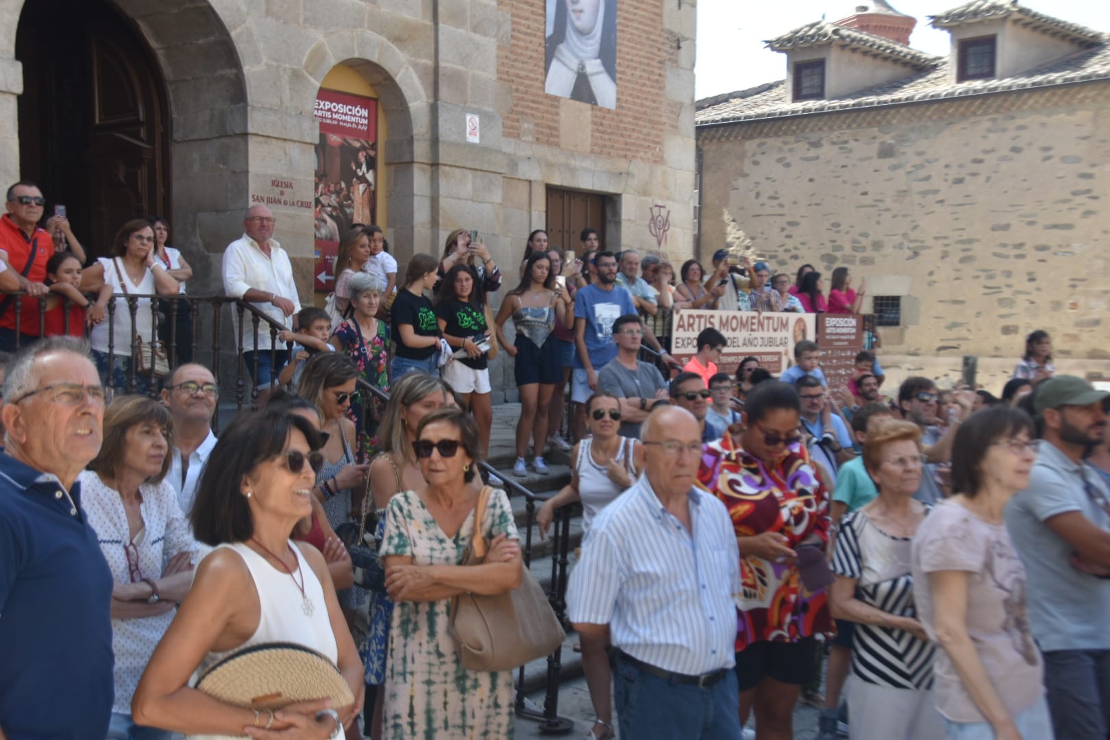 Emotiva salida de clausura de Santa Teresa en Alba