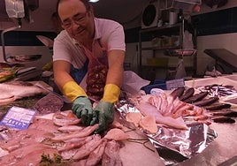 Chipirones en uno de las pescaderías del mercado.