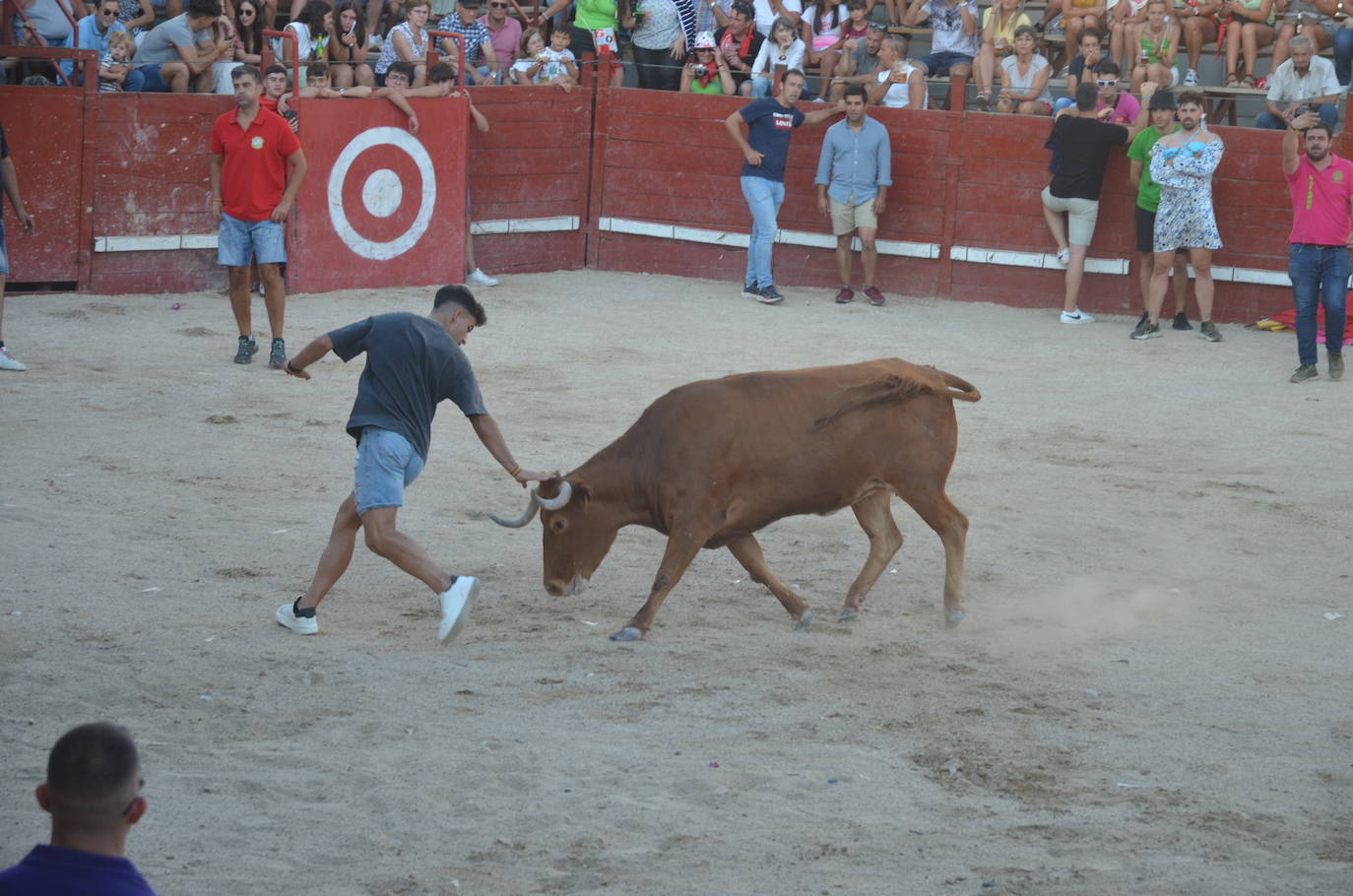 Villavieja aclama a la patrona en una capea de lo más movida