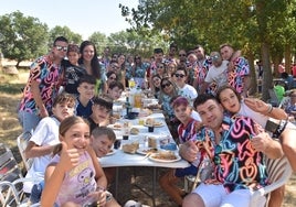 Integrantes de la peña 'El fresco' en la comida de hermandad