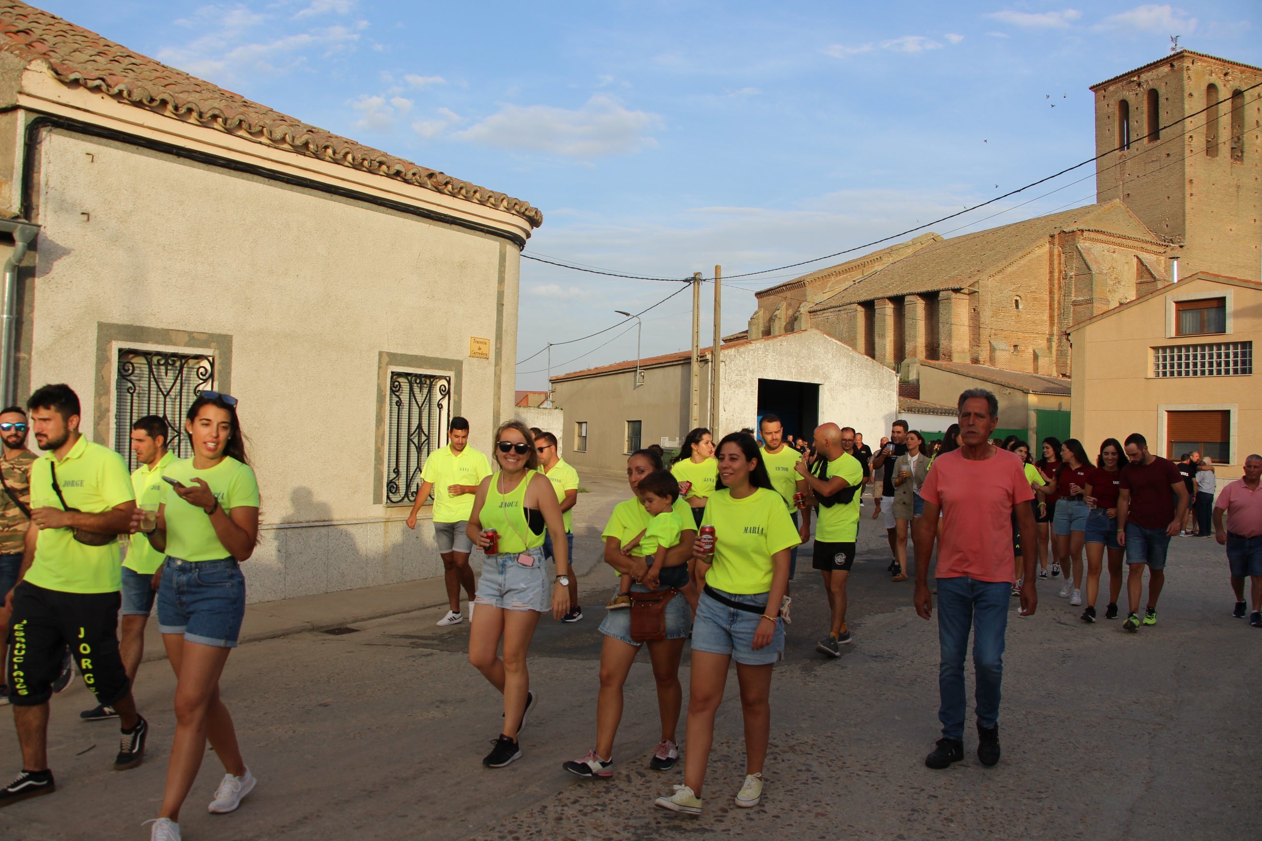 Las peñas llenan de animación las calles de Villaflores