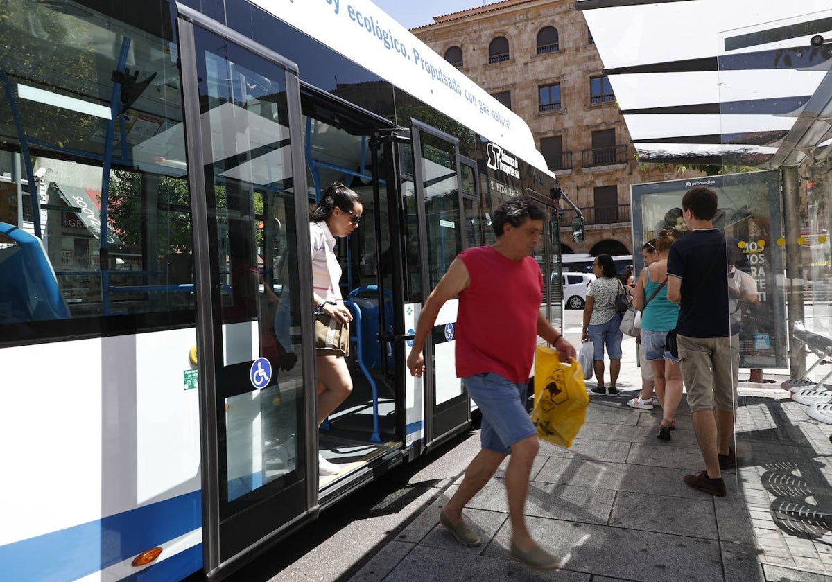 Usuarios de la línea 2 de autobús bajando del vehículo en la plaza de San Julián.