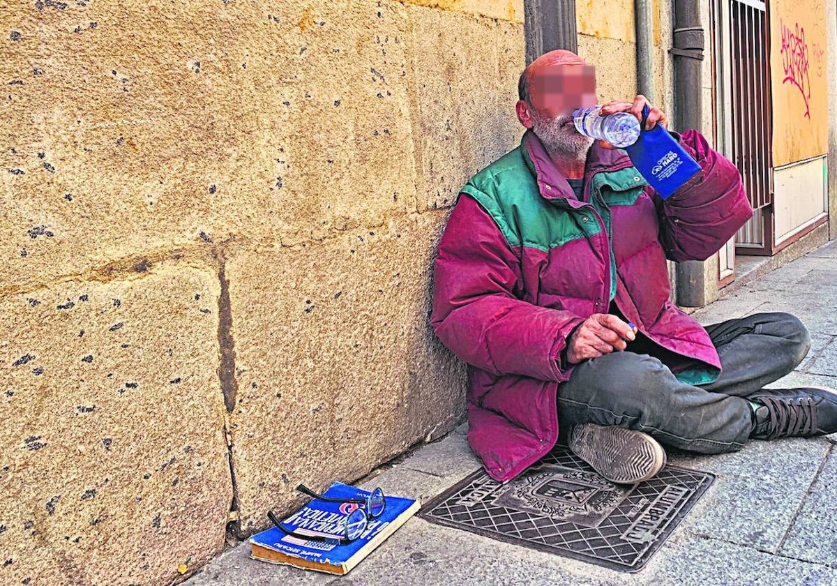 Francisco bebe un poco de agua para combatir las altas temperaturas.