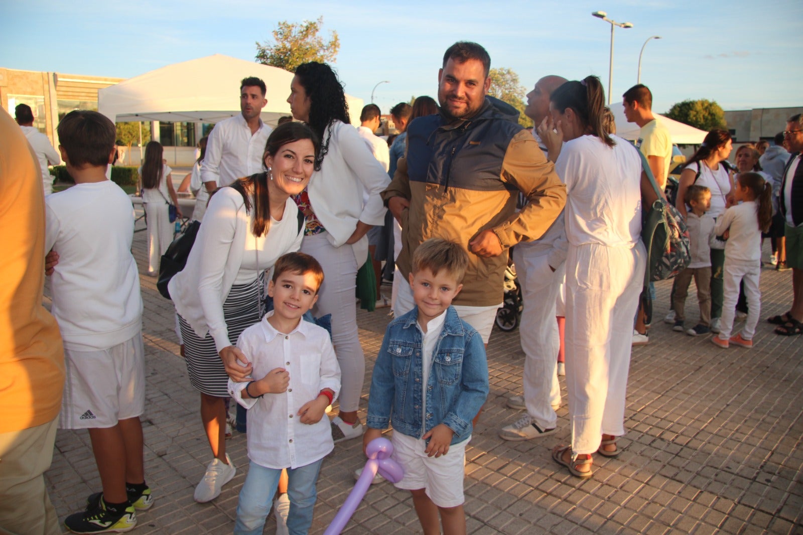 Villares disfruta de su gran fiesta de aire ibicenco para poner fin al verano