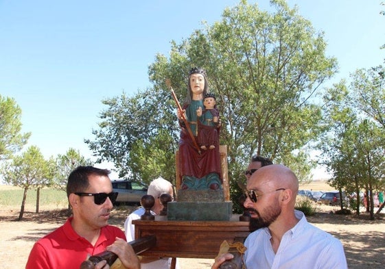 Virgen del Hinojal a su llegada a la zona de la ermita de Paradinas de San Juan