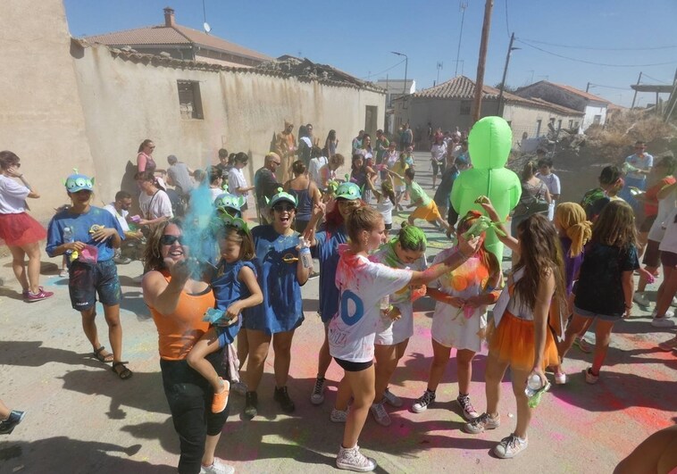 Villaflores se llena de color para contribuir con una buena causa en sus fiestas