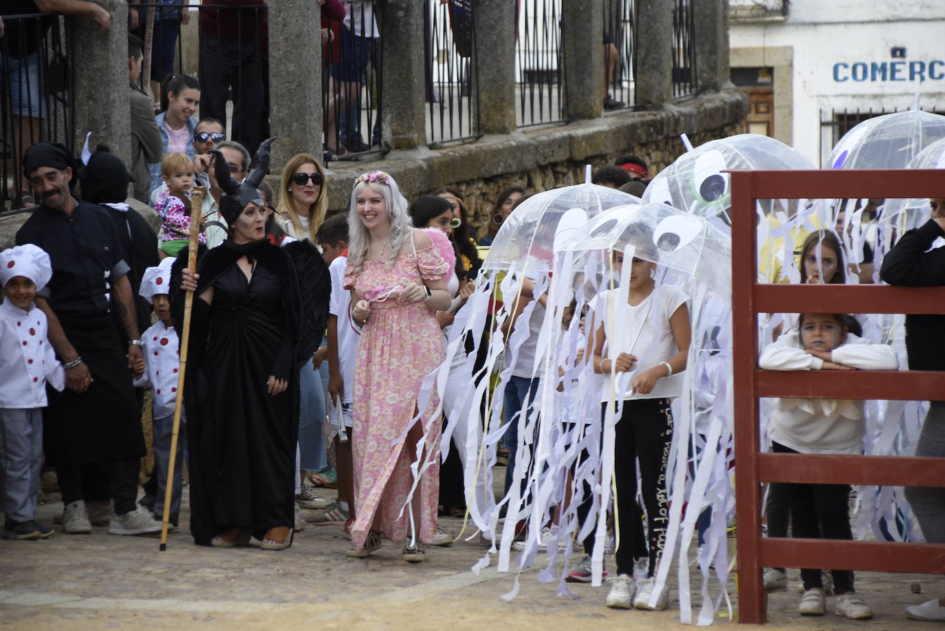 El Cabaco cierra las fiestas de San Juan con una animada mascarada