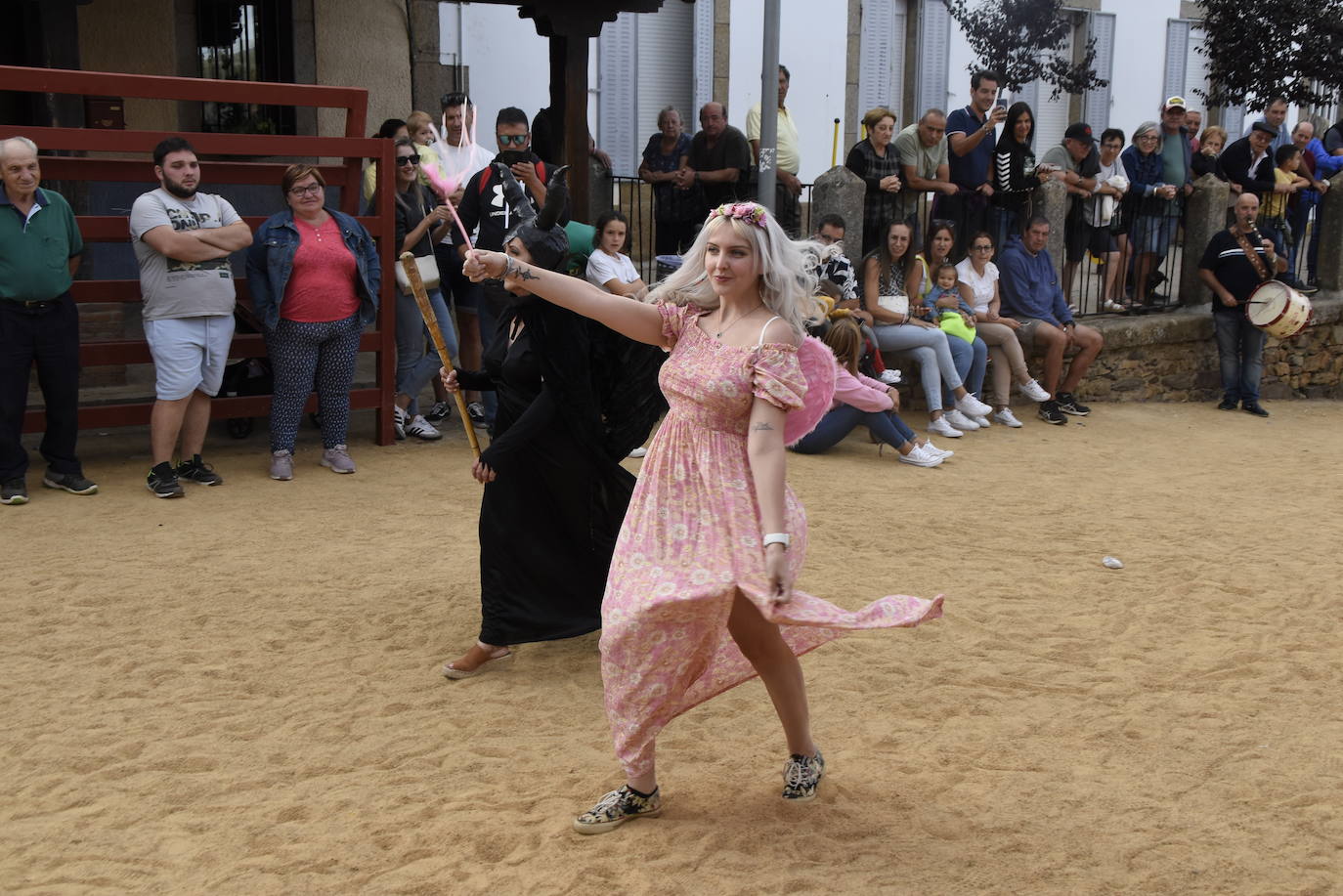 El Cabaco cierra las fiestas de San Juan con una animada mascarada