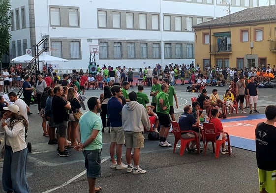 Imagen de la jornada de baloncesto celebrada en la plaza de Santa Teresa en Béjar