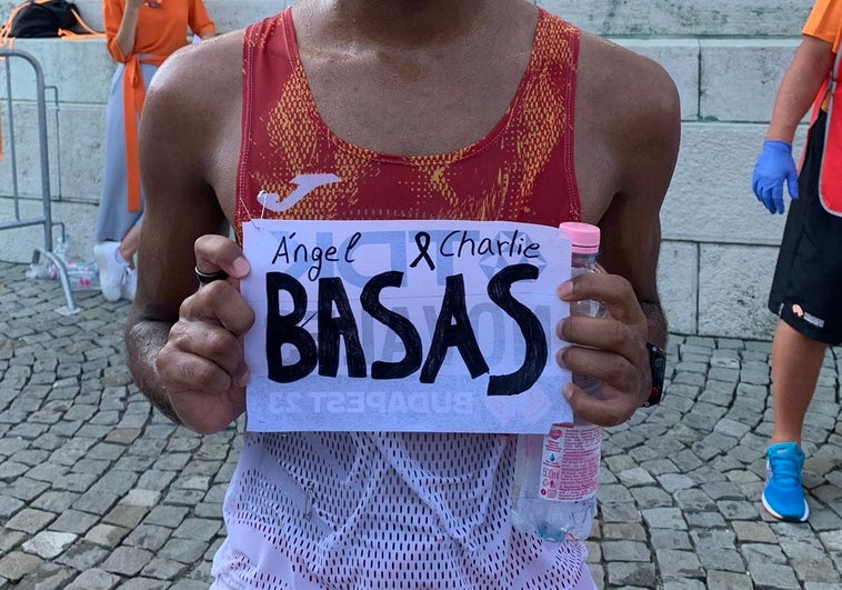 El emotivo gesto de los maratonianos españoles con Ángel Basas y su hijo en Budapest
