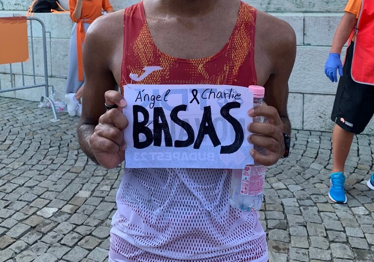 El emotivo gesto de los maratonianos españoles con Ángel Basas y su hijo en Budapest