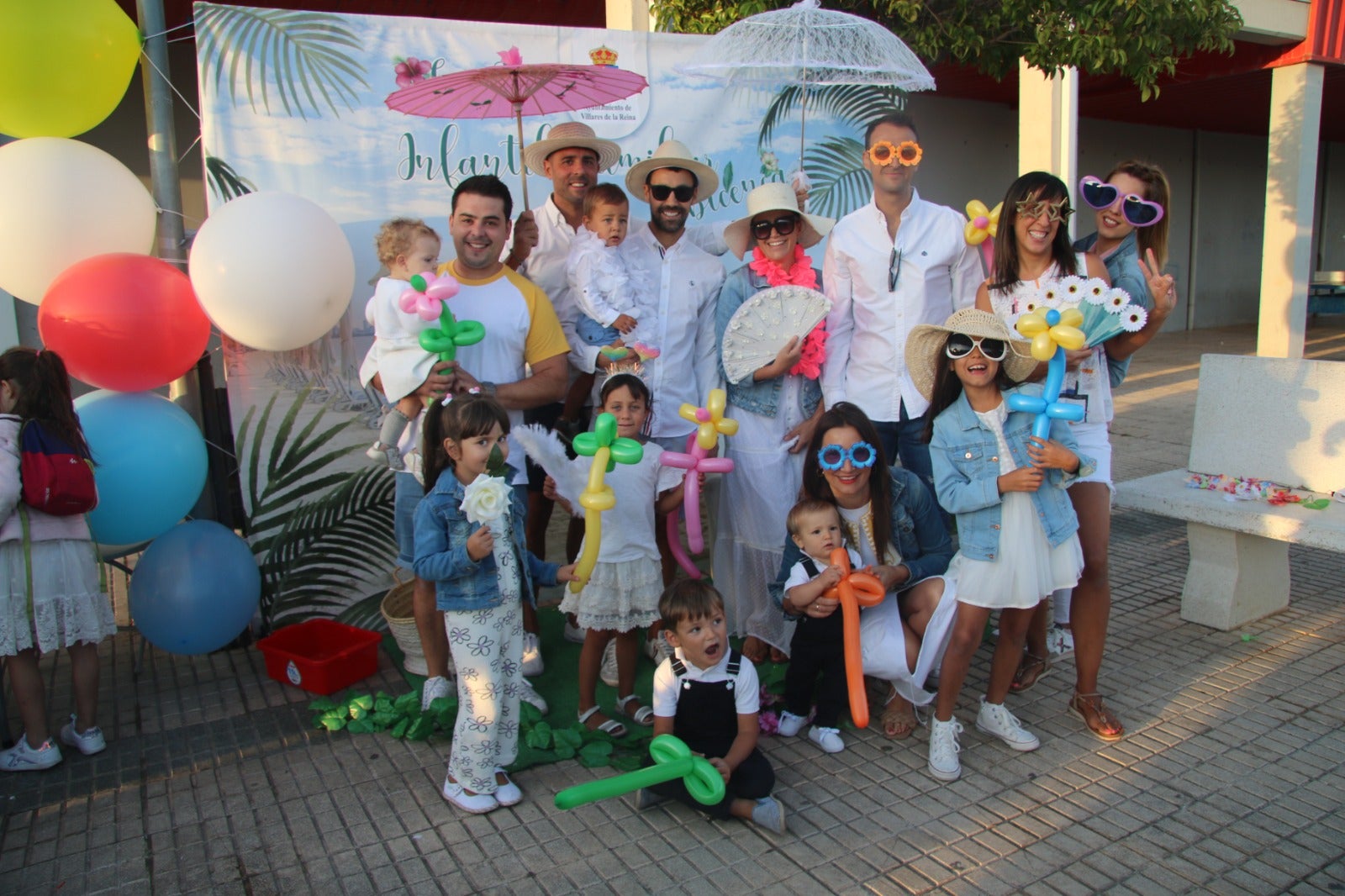 Villares disfruta de su gran fiesta de aire ibicenco para poner fin al verano