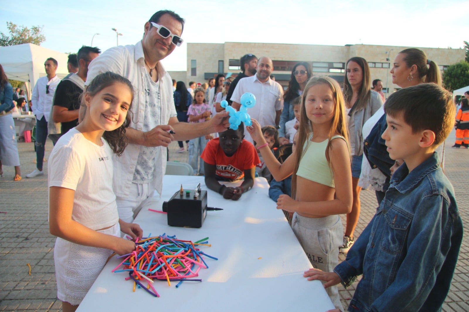 Villares disfruta de su gran fiesta de aire ibicenco para poner fin al verano