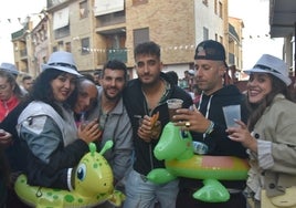 Un grupo de jóvenes en la chocolatada que estrenó la jornada en Alba de Tormes