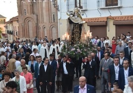 La solemne procesión en su paso por la Plaza Mayor de Alba de Tormes