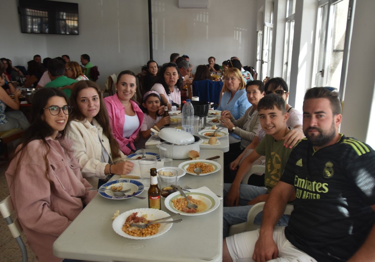 Martinamor remata sus fiestas con un gran cocido de hermandad