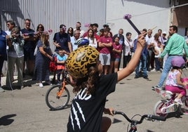 Uno de los niños que mostró su habilidad con las cintas en la carrera de La Vellés