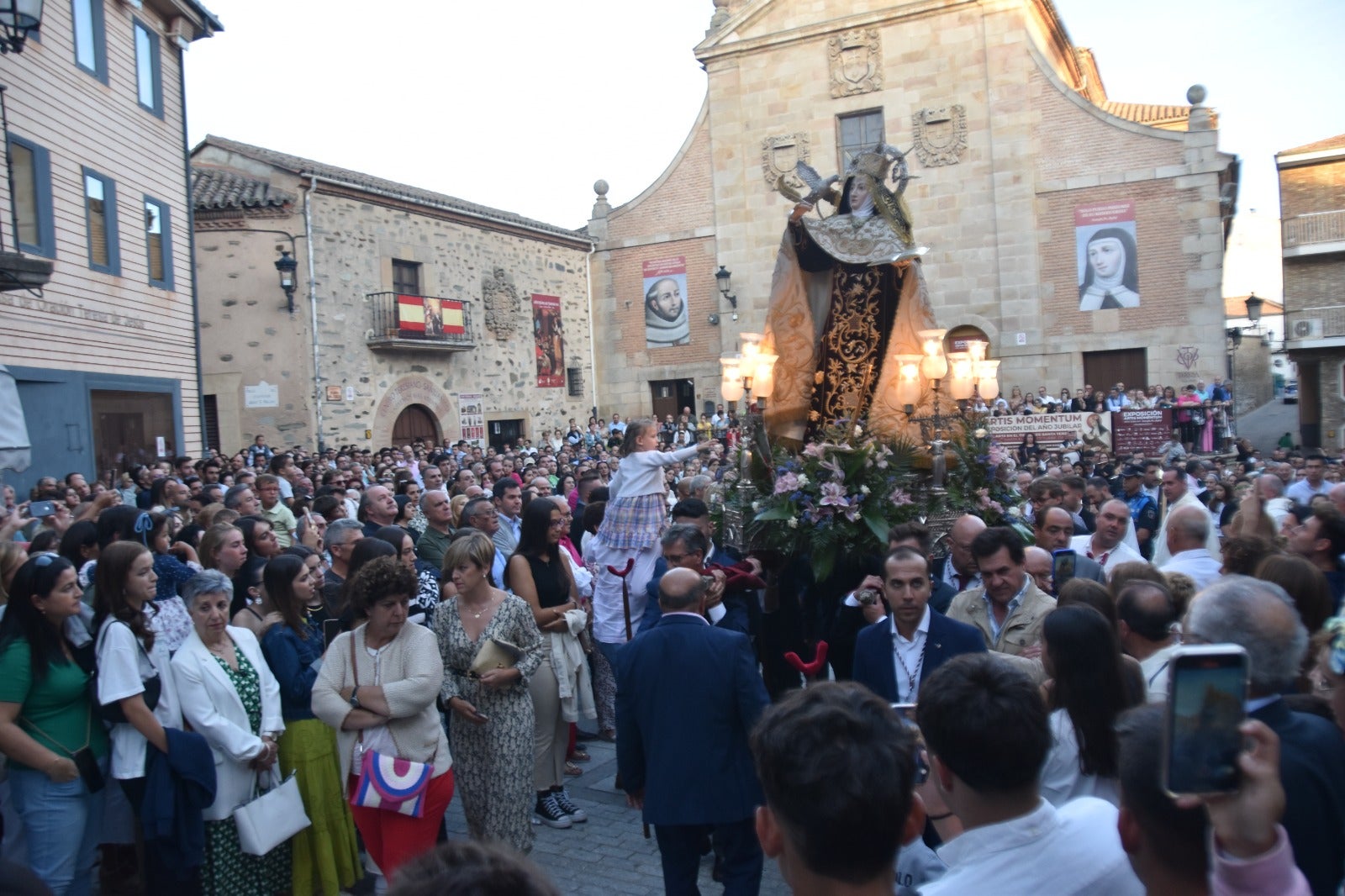 Alba arropa a Santa Teresa en su vuelta a clausura hasta octubre