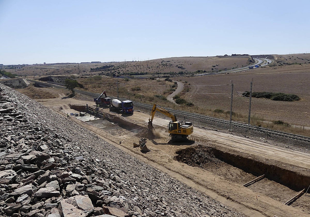 Las máquinas trabajan en la construcción de las zapatas de la parte final del muro del Puerto Seco cuyas placas medirán hasta 16 metros de altura.