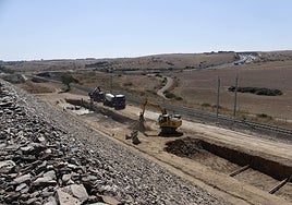 Las máquinas trabajan en la construcción de las zapatas de la parte final del muro del Puerto Seco cuyas placas medirán hasta 16 metros de altura.