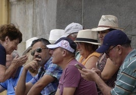 Varias personas se protegen del sol con sombreros y viseras.