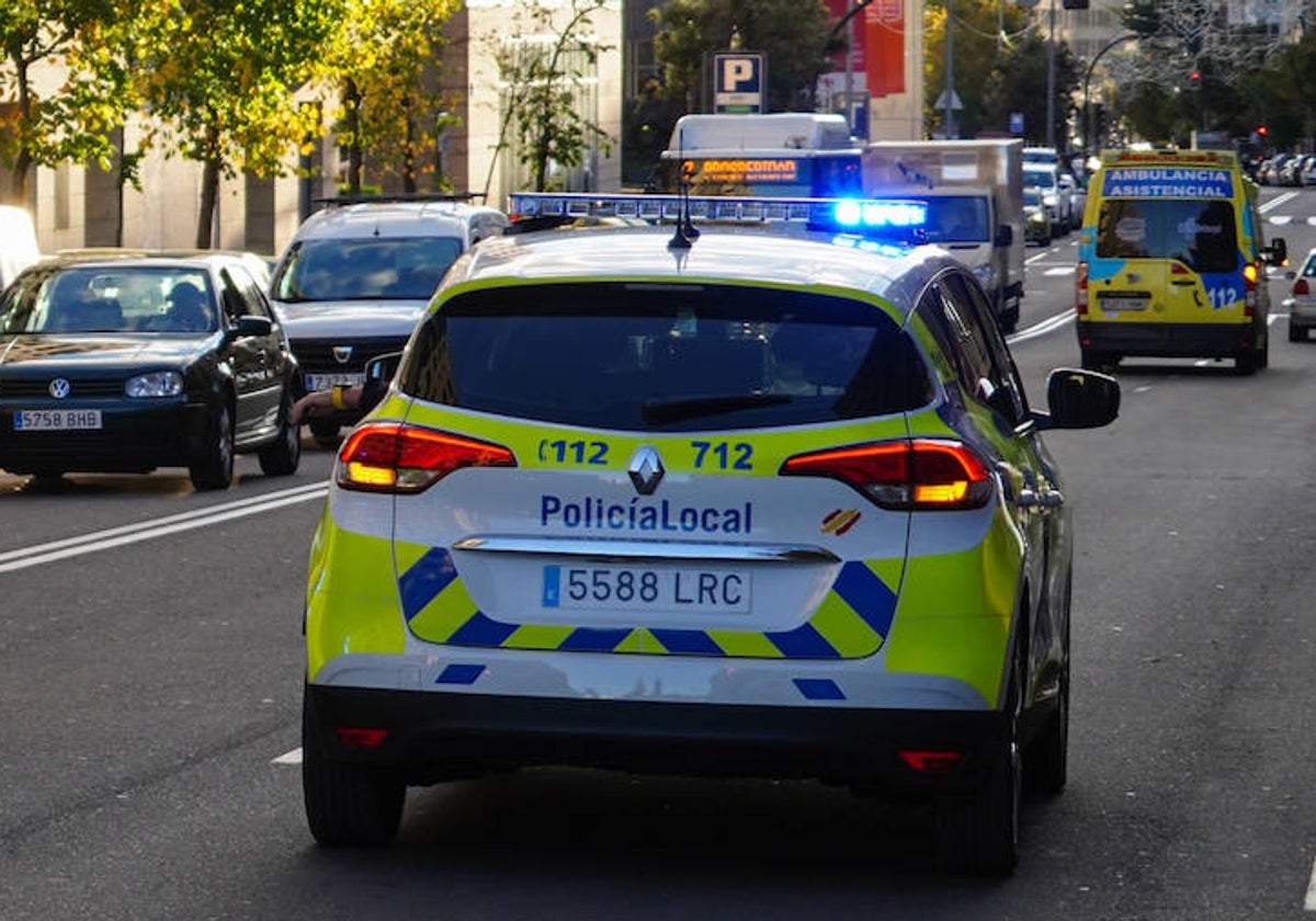 Policía local y servicios sanitarios se acercaron al lugar del accidente.