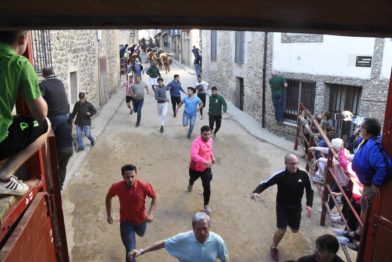 Las incombustibles peñas de Aldeadávila de la Ribera despiden las fiestas de San Bartolo