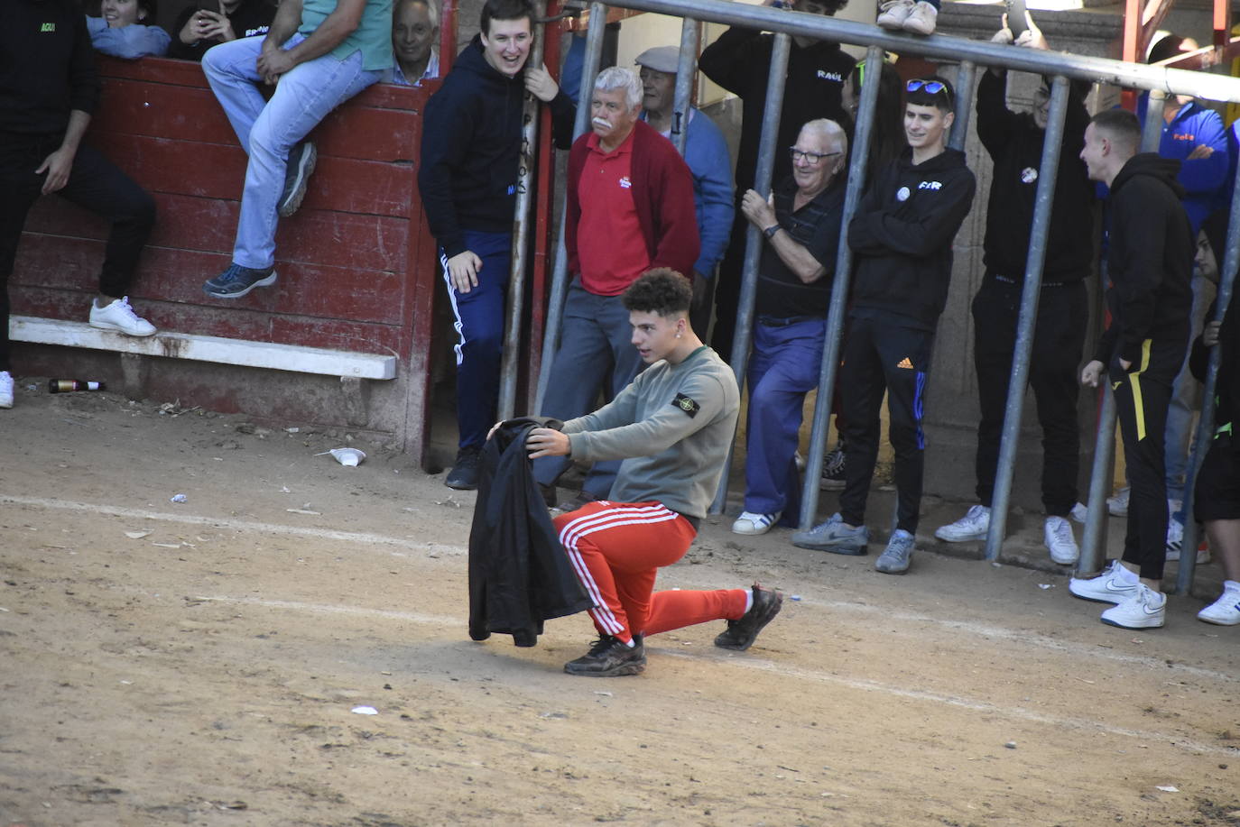 Las incombustibles peñas de Aldeadávila de la Ribera despiden las fiestas de San Bartolo