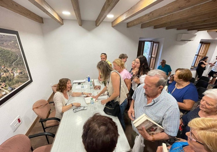 Imagen principal - Imágenes de la presentación de la novela negra de María Suré en Miranda del Castañar