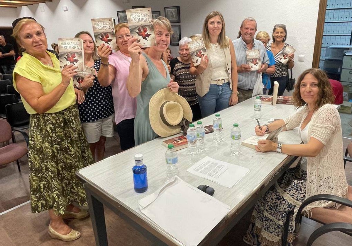 La novelista, María Suré, durante la firma de ejemplares de «Huérfanos de sombra» en Miranda del Castañar