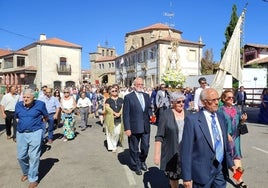 Solemne procesión con la imagen de Nuestra Señora de Caballeros en Villavieja de Yeltes