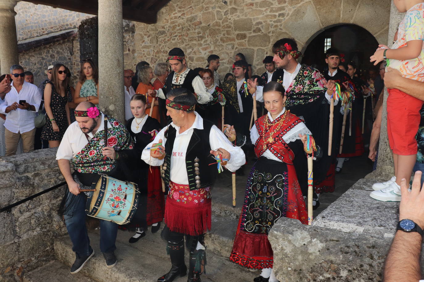 Las danzas unen a Santibáñez de la Sierra en torno a San Agustín