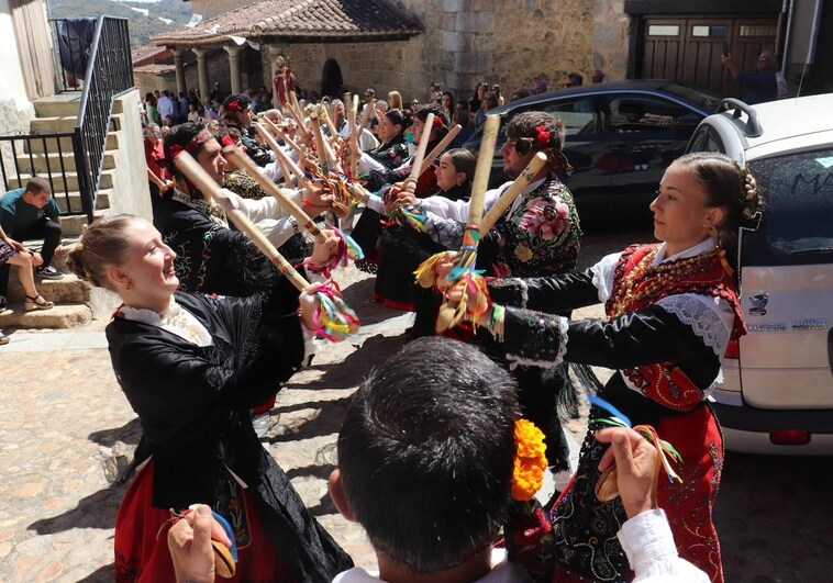 Las danzas unen a Santibáñez de la Sierra en torno a San Agustín
