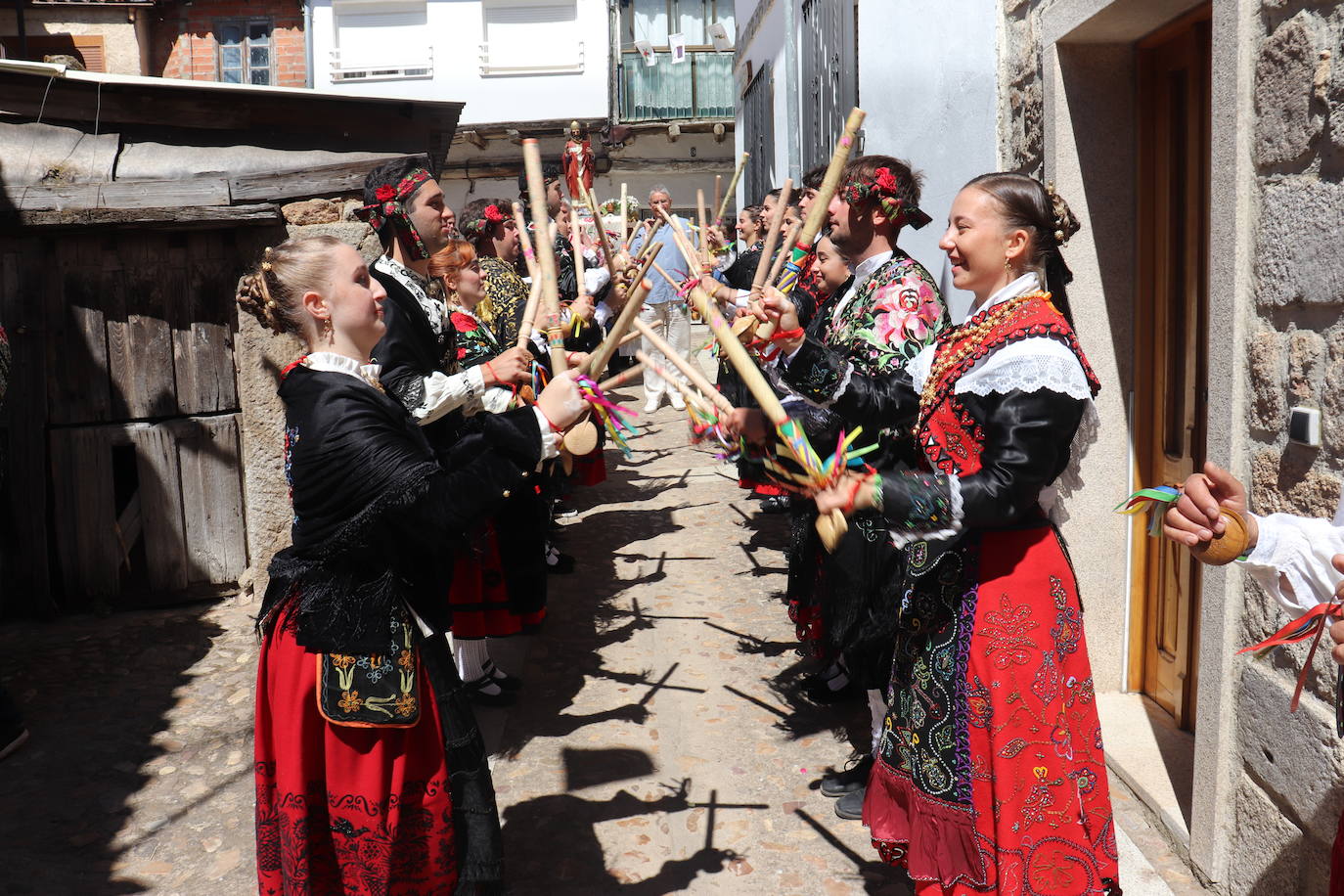 Las danzas unen a Santibáñez de la Sierra en torno a San Agustín