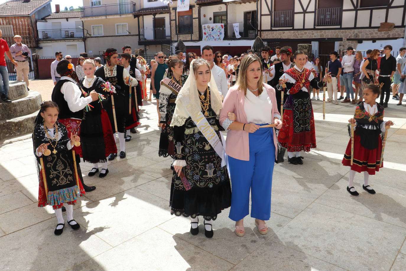 Las danzas unen a Santibáñez de la Sierra en torno a San Agustín