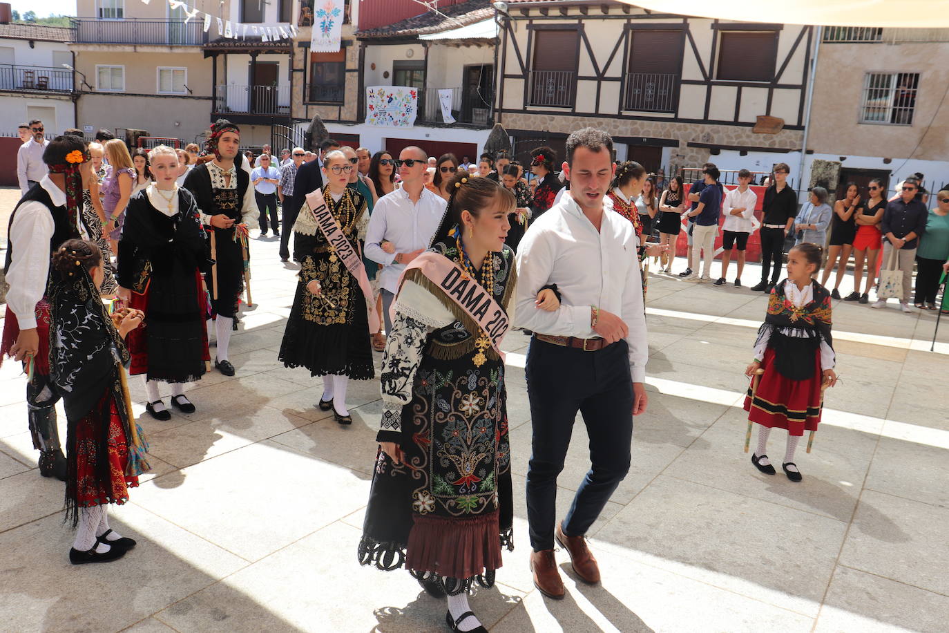 Las danzas unen a Santibáñez de la Sierra en torno a San Agustín