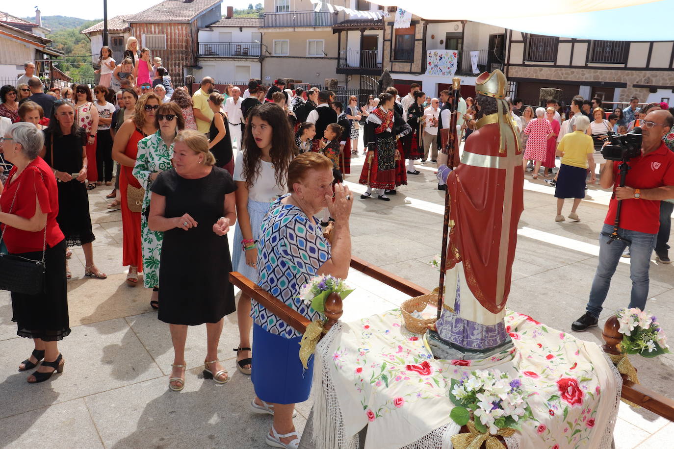 Las danzas unen a Santibáñez de la Sierra en torno a San Agustín